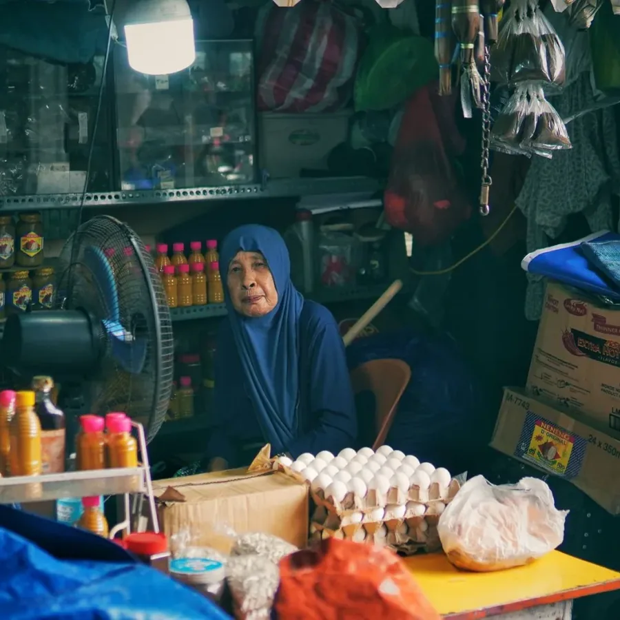 Người bán hàng tại cửa hàng